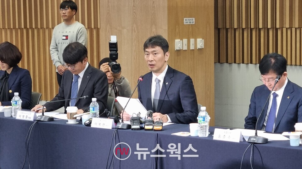 이복현 금융감독원장이 27일 '보험사 CEO 간담회'에서 모두발언을 하고 있다. (사진=손일영 기자)