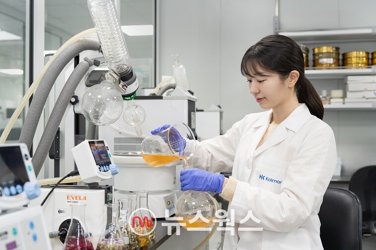 한국콜마 연구원이 화장품 소재를 연구하고 있다. (사진제공=한국콜마)