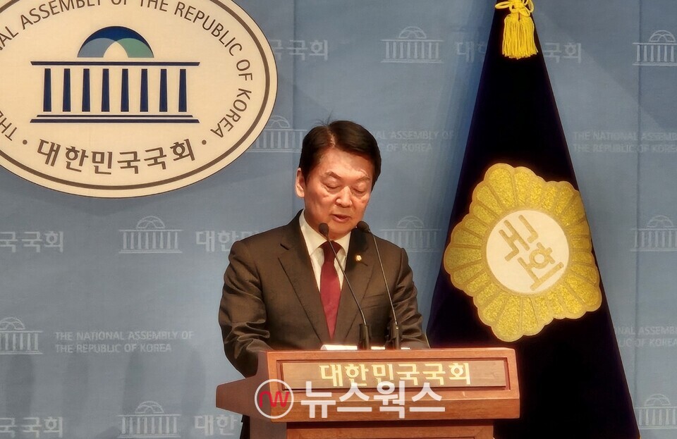 안철수 국민의힘 의원은 10일 오후 3시 40분 국회 소통관에서 '당 지도부의 퇴진'을 요구하는 기자회견을 열고 있다.(사진제공=안철수 의원실)