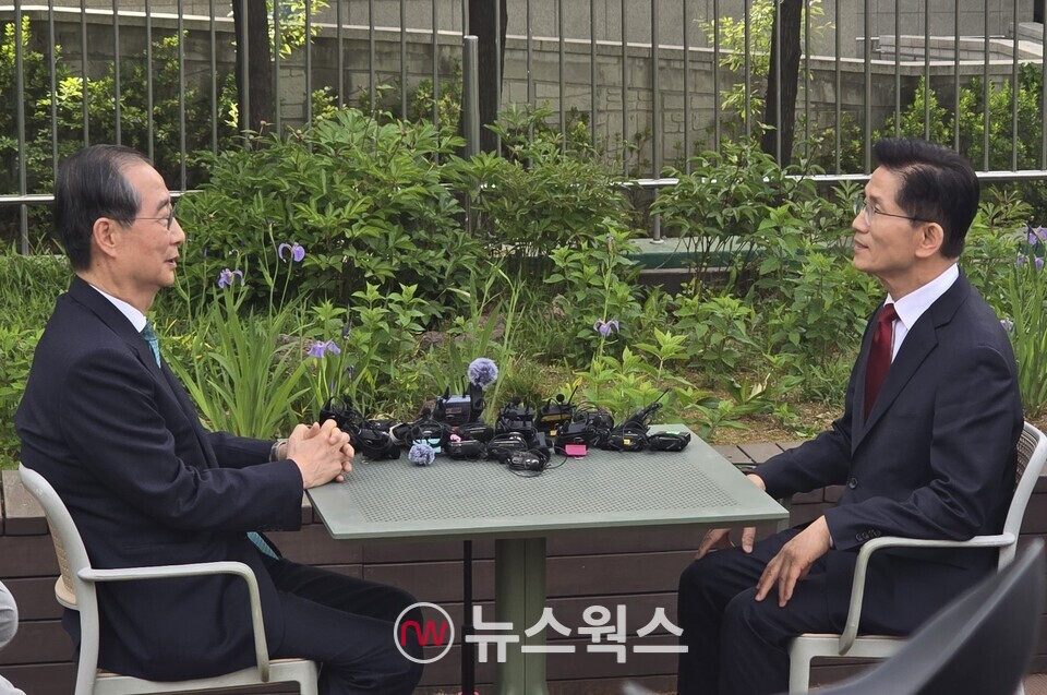 김문수(오른쪽) 국민의힘 대선 후보와 한덕수 무소속 대선 예비후보가 8일 오후 국회 사랑재에 위치한 커피숍 앞 야외테이블에서 후보 단일화를 위한 회동을 갖고 있다. (사진=원성훈 기자)