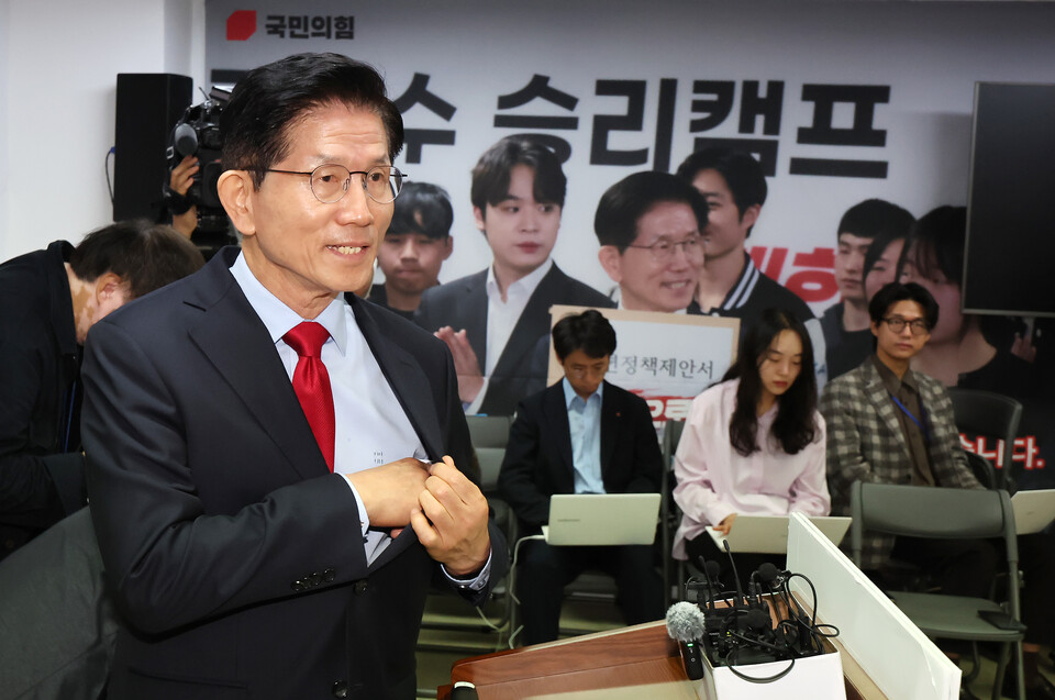 국민의힘 대통령선거 후보 자격이 취소된 김문수 후보가 10일 오전 서울 여의도에 마련된 대선 캠프 사무실에서 긴급기자회견을 하기 위해 단상에 서고 있다. (사진=뉴스1)
