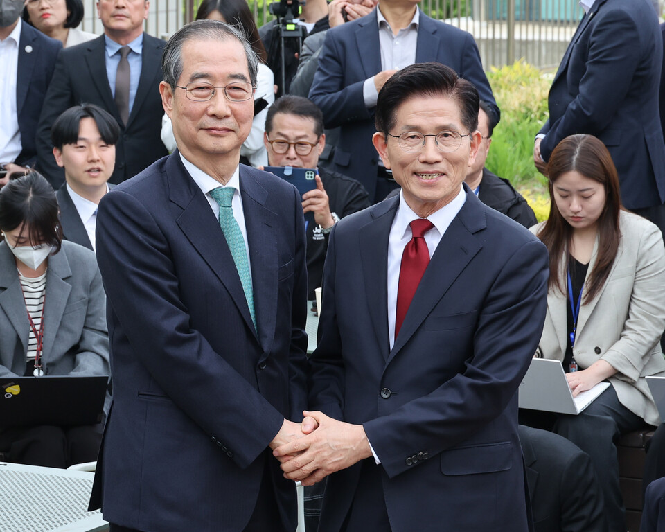 김문수 국민의힘 대통령 후보와 한덕수 무소속 대선 예비후보가 8일 오후 서울 여의도 국회 강변서재에서 1:1 공개 회동에 앞서 악수하고 있다.(사진=뉴스1)