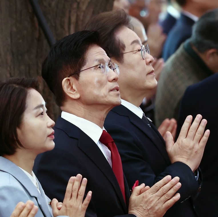 김문수 국민의힘 대통령 후보와 이재명 더불어민주당 대통령 후보가 5일 오전 서울 종로구 조계사에서 열린 불기 2569년 부처님오신날 봉축법요식에 참석해 합장하고 있다.(사진=뉴스1)