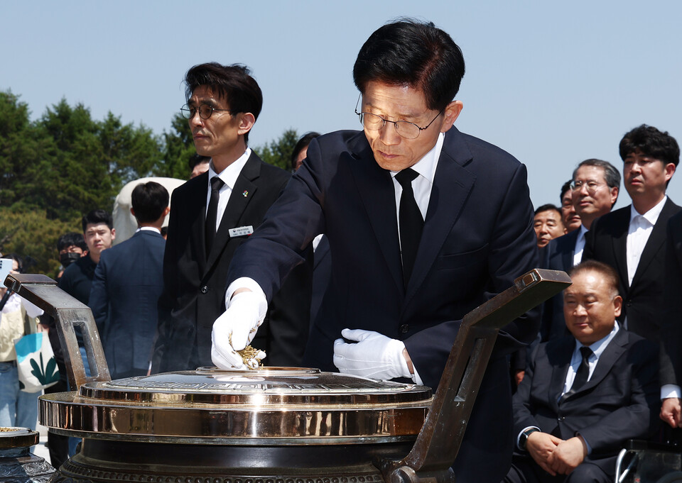 김문수 국민의힘 대통령 후보가 12일 대전 유성구 국립대전현충원 현충탑에서 분향하고 있다. (사진=뉴스1)