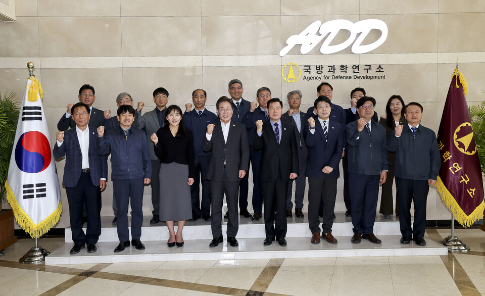 이재명 더불어민주당 대선 경선 후보가 17일 오전 대전 유성구 국방과학연구소에서 열린 현장간담회에서 이건완 소장 등 관계자들과 기념촬영을 하고 있다. (사진=뉴스1)