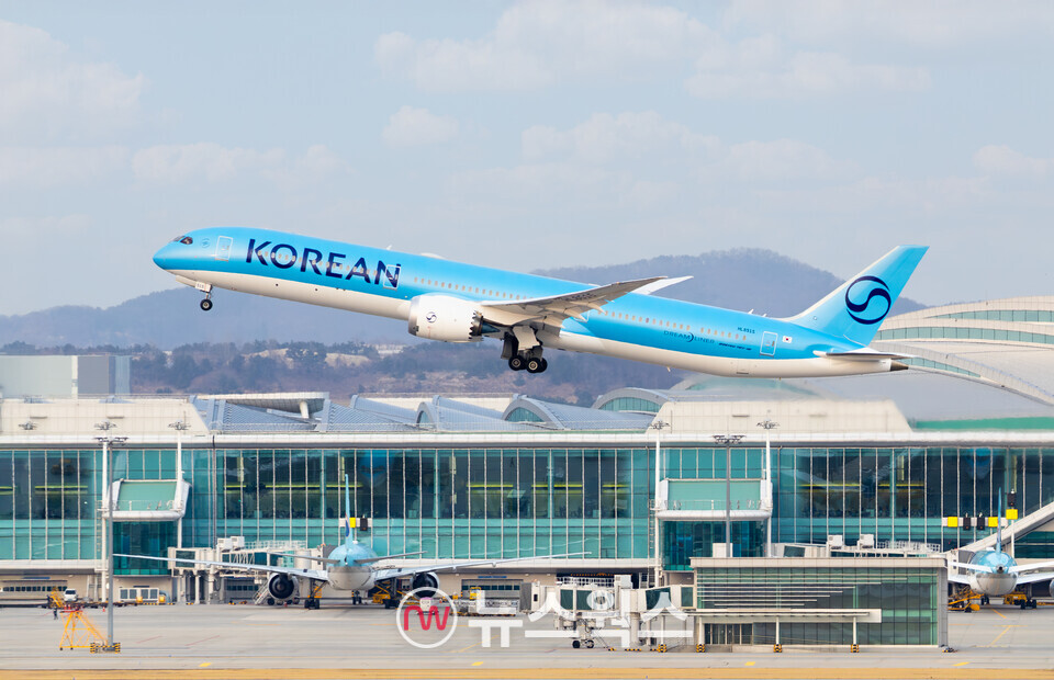 대한항공 'B787-10' 항공기가 이륙하고 있다. (사진제공=대한항공)