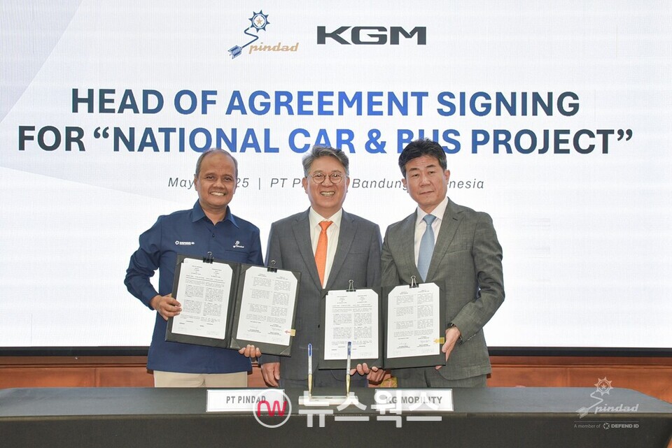 지난 8일(현지시간) 핀다드 본사에서 진행된 HOA 체결식에서 곽재선(가운데) KGM 회장과 시깃 산토사(왼쪽) 핀다드 대표 등이 기념 촬영을 하고 있다. (사진제공=KGM)