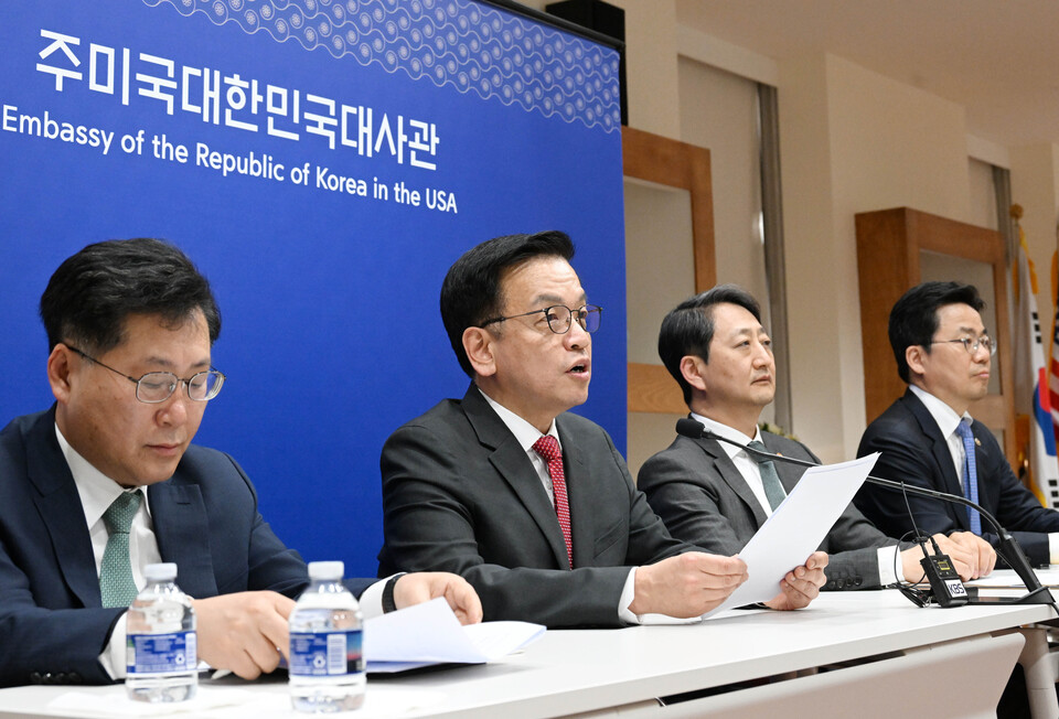 최상목 부총리 겸 기획재정부 장관이 안덕근 산업통상자원부 장관과 함께 지난달 24일(현지시간) 미국 워싱턴 D.C.에 위치한 주미대사관에서 한·미 2+2 통상 협의 합동 브리핑을 하고 있다. (사진제공=기획재정부)