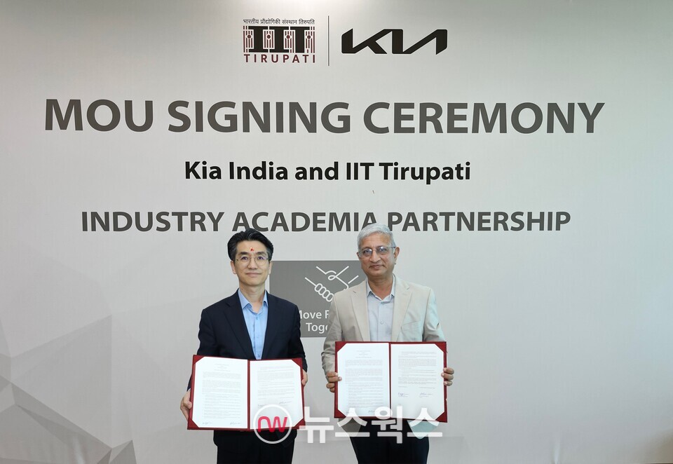 지난 9일(현지시간) IIT 티루파티 캠퍼스에서 열린 산학협력 MOU 체결식에서 이광구(왼쪽) 기아 인도권역본부장(전무)과 사티아나라야나 IIT 티루파티 총장이 기념 촬영하고 있다. (사진제공=기아)