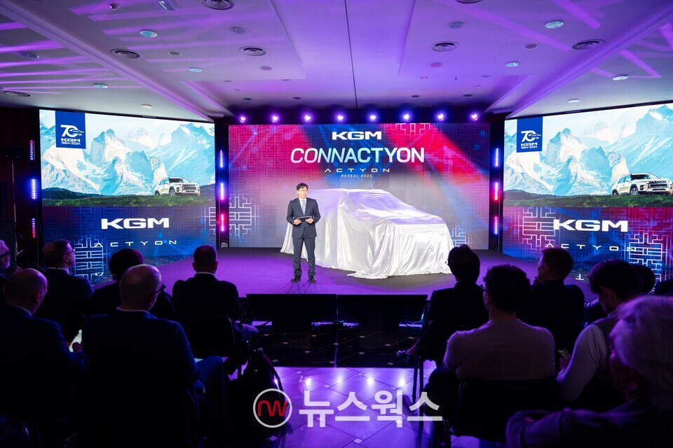 KGM 관계자가 지난 6일(현지시간) 이탈리아 라 바냐이아 골프 리조트에서 열린 미디어 콘퍼런스에서 액티언 론칭을 비롯해 무쏘 EV, 토레스 하이브리드, 그리고 KGM 브랜드를 소개하고 있다. (사진제공=KGM)