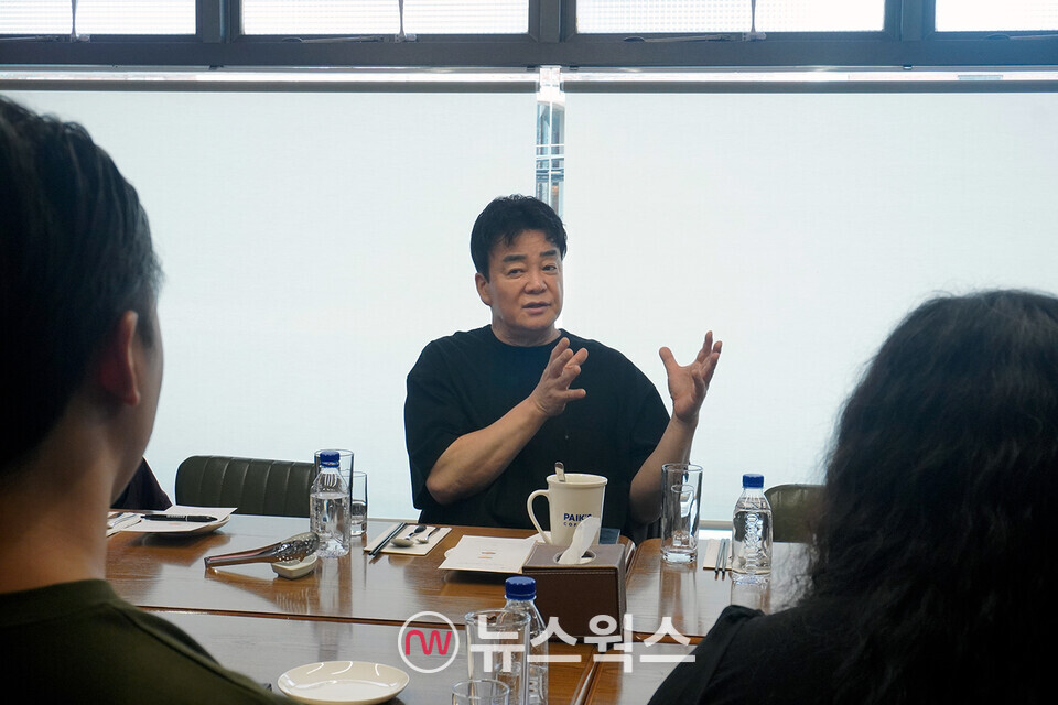 이달 13일 백종원 더본코리아 대표가 기자간담회에서 제기된 논란들에 입장을 밝히고 있다. (사진제공=더본코리아)