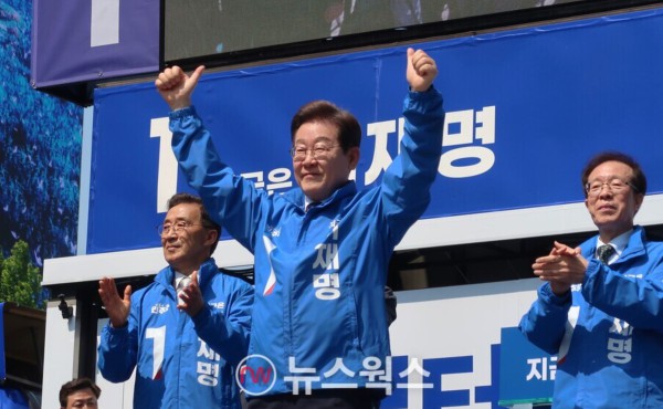 이재명 더불어민주당 대선 후보가 제21대 대통령선거 공식 선거운동이 시작된 12일 오전 서울 광화문 청계광장에서 열린 중앙선거대책위원회 출정식에서 시민들에게 지지를 호소하고 있다. (사진=정민서 기자)