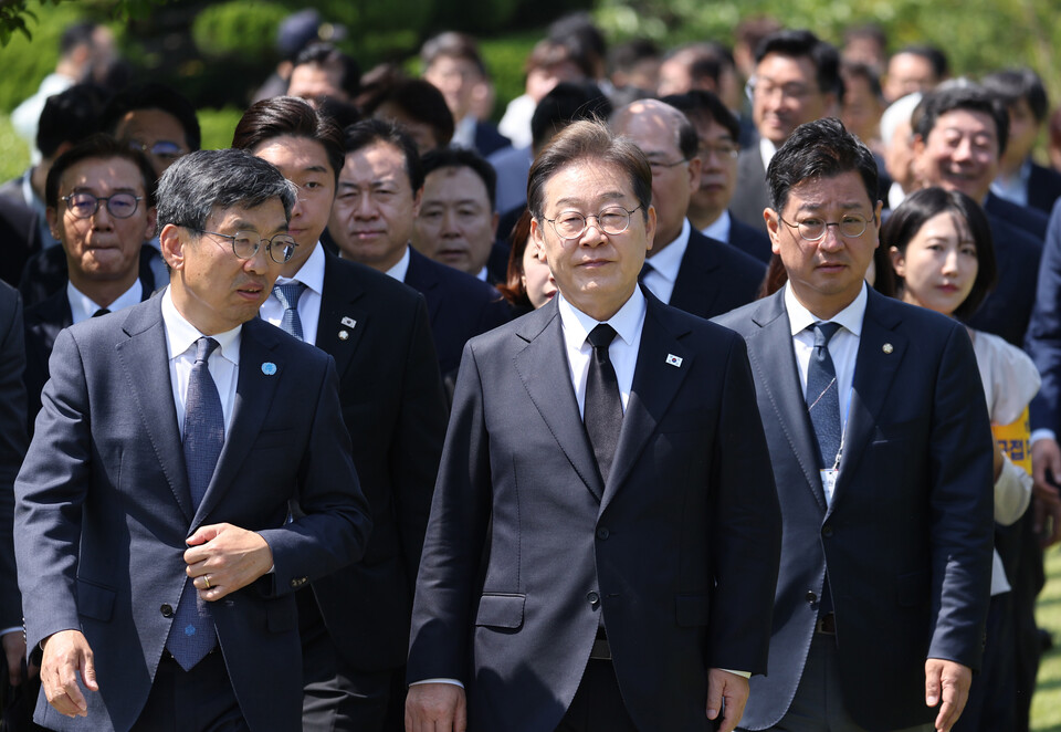 이재명 더불어민주당 대선 후보가 14일 오전 부산 남구 유엔기념공원을 방문해 참배 장소로 이동하고 있다. (사진=뉴스1)