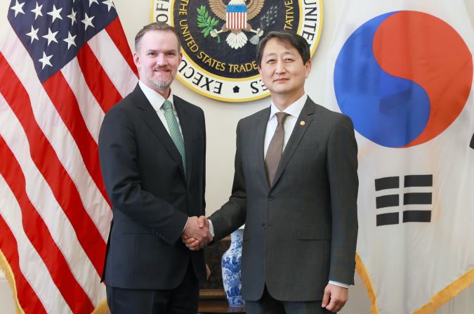 안덕근(오른쪽) 장관이 지난 4월 28일(현지시간) 미국 워싱턴 D.C.에서 제이미슨 그리어 USTR 대표와 회담전 악수하고 있다. (사진제공=산업부)