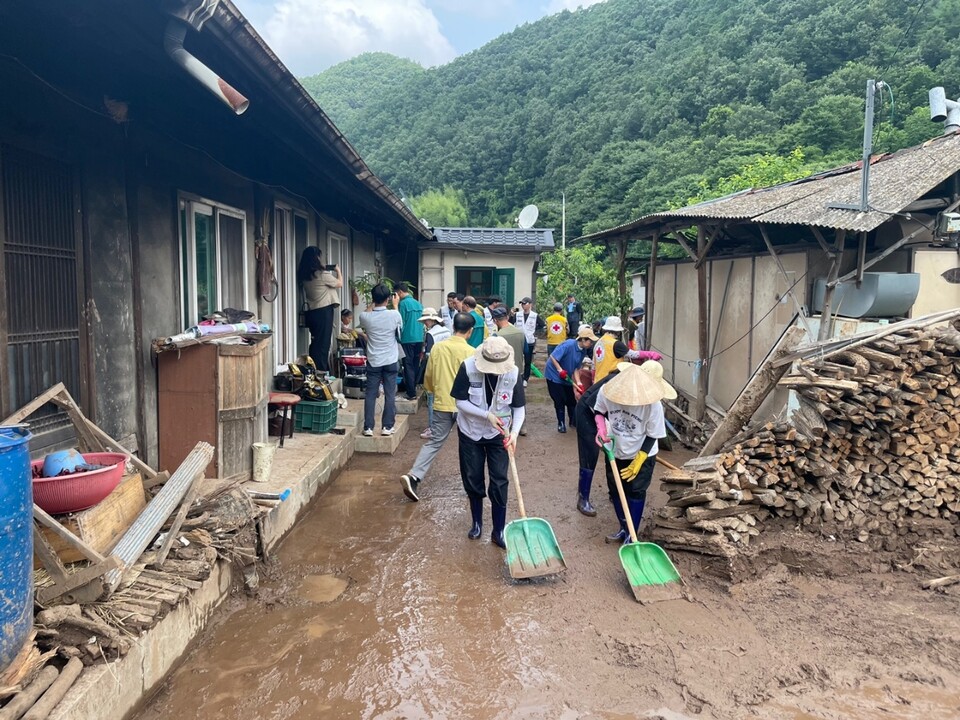 지난 2024년 7월 집중호우로 인해 주택침수 피해농가가 복구작업을 펼치고 있다. (사진제공=영양군)
