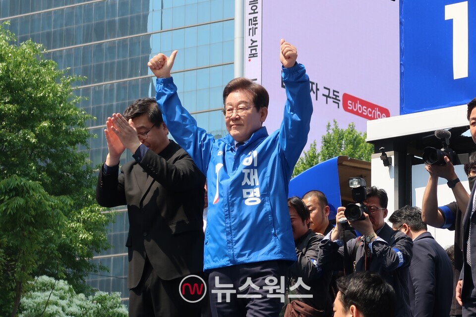 이재명 더불어민주당 대선 후보가 제21대 대통령선거 공식 선거운동이 시작된 지난 12일 서울 광화문 청계광장에서 열린 중앙선거대책위원회 출정식에서 선대위원장들과 시민들에 인사하고 있다. (사진=정민서 기자)