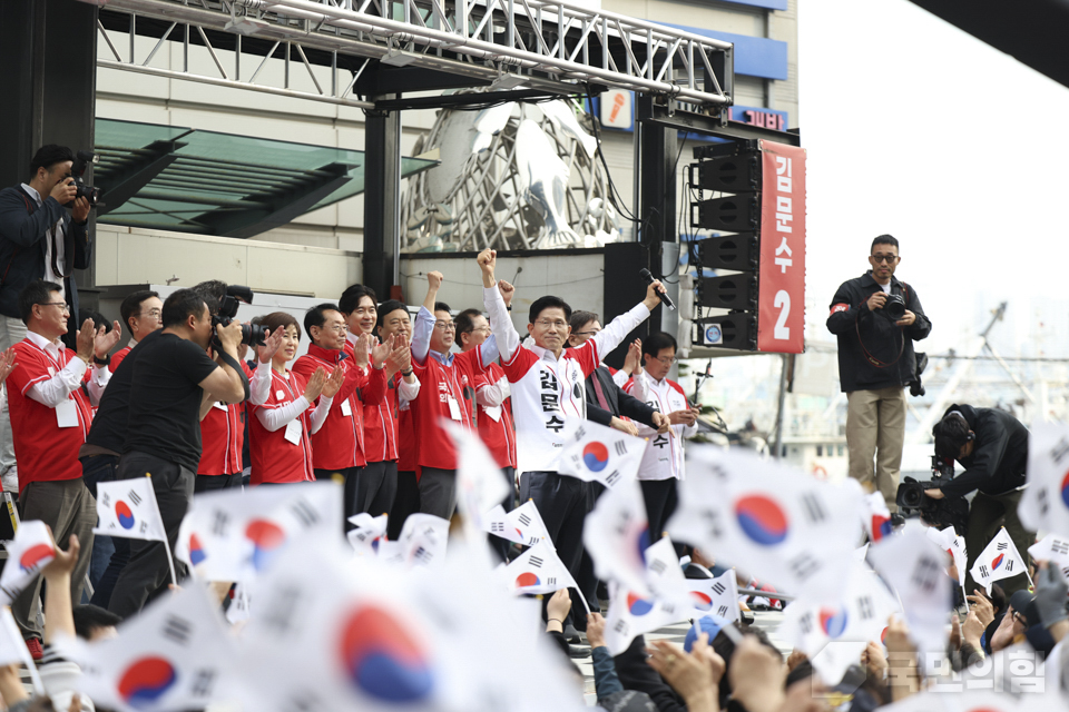 김문수 국민의힘 대선후보가 지난 13일 부산광역시 중구에 위치한 자갈치 시장을 방문해 두 손을 치켜들고 환호를 유도하고 있다. (사진제공=국민의힘)
