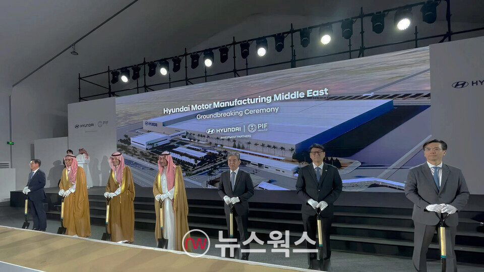 14일(현지시간) 사우디아라비아 킹 살만 자동차 산업단지에 위치한 현대자동차 사우디아라비아 생산법인(HMMME) 부지에서 열린 기공식에서 박원균(왼쪽부터) HMMME 법인장 상무, 아흐메드 알리 알수베 HMMME 이사회 의장, 야지드 알후미에드 사우디 국부펀드 부총재, 반다르 이브라힘 알코라예프 산업광물자원부 장관, 장재훈 현대차그룹 부회장, 문병준 주사우디 대한민국 대사 대리, 이한우 현대건설 대표이사 부사장이 기념사진을 촬영하고 있다. (사진제공=현대차)