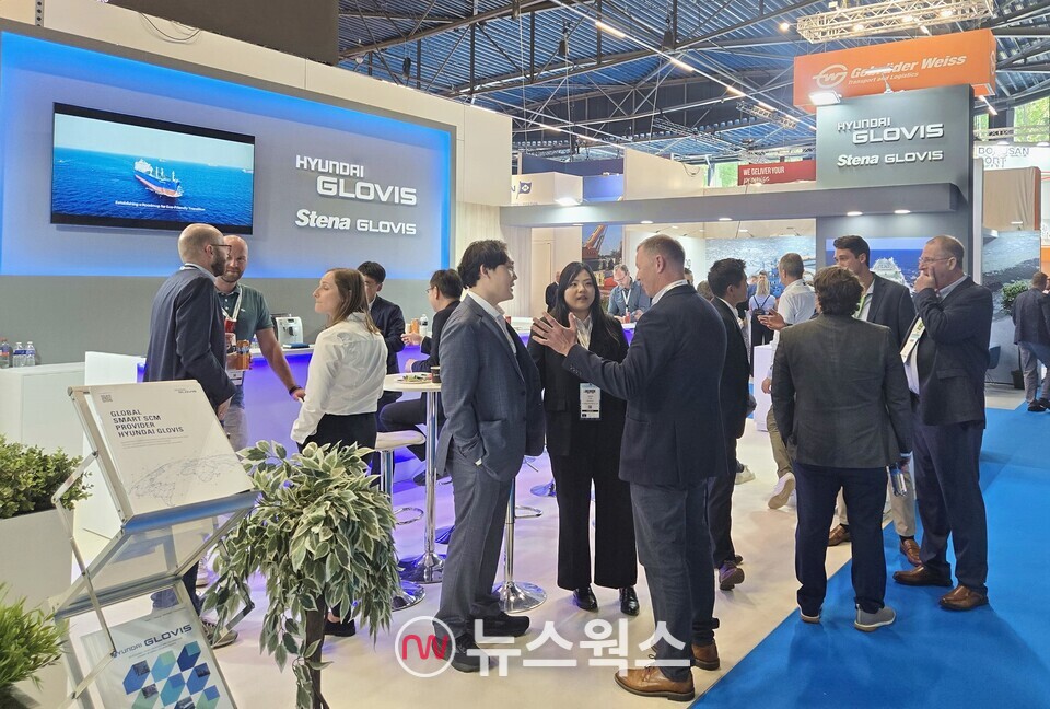 네덜란드 로테르담 아호이 컨벤션센터에서13~15일(현지시간) 열린 '브레이브벌크 유럽 (BBE) 2025'에서 현대글로비스 홍보 부스에 참관객들이 방문하고 있다. (사진제공=현대글로비스)