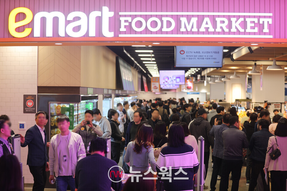 지난달 17일 운영을 시작한 이마트 푸드마켓 고덕점에 고객들이 입장하고 있다. (사진제공=이마트)
