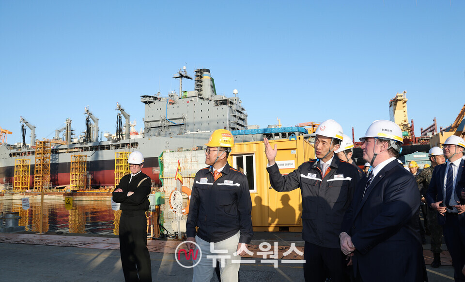 존 필린(오른쪽 첫 번째부터) 미국 해군성 장관과 김동관 한화그룹 부회장이 지난 4월 30일 한화오션 거제사업장에서 '유콘'함 MRO 현장을 둘러보고 있다. (사진제공=한화오션)