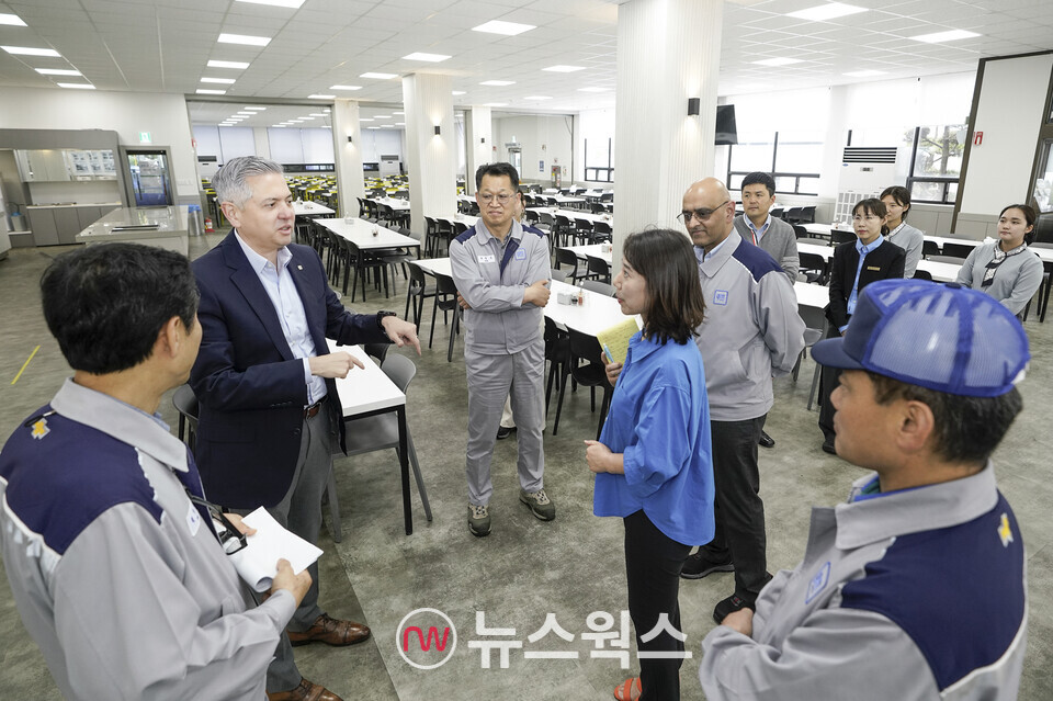 헥터 비자레알(왼쪽) 한국지엠 사장과 아시프 카트리 GM 해외사업부문 생산 총괄 부사장이 지난 15일 한국지엠 창원공장을 방문해 임직원들과 대화를 나누고 있다. (사진제공=한국지엠)