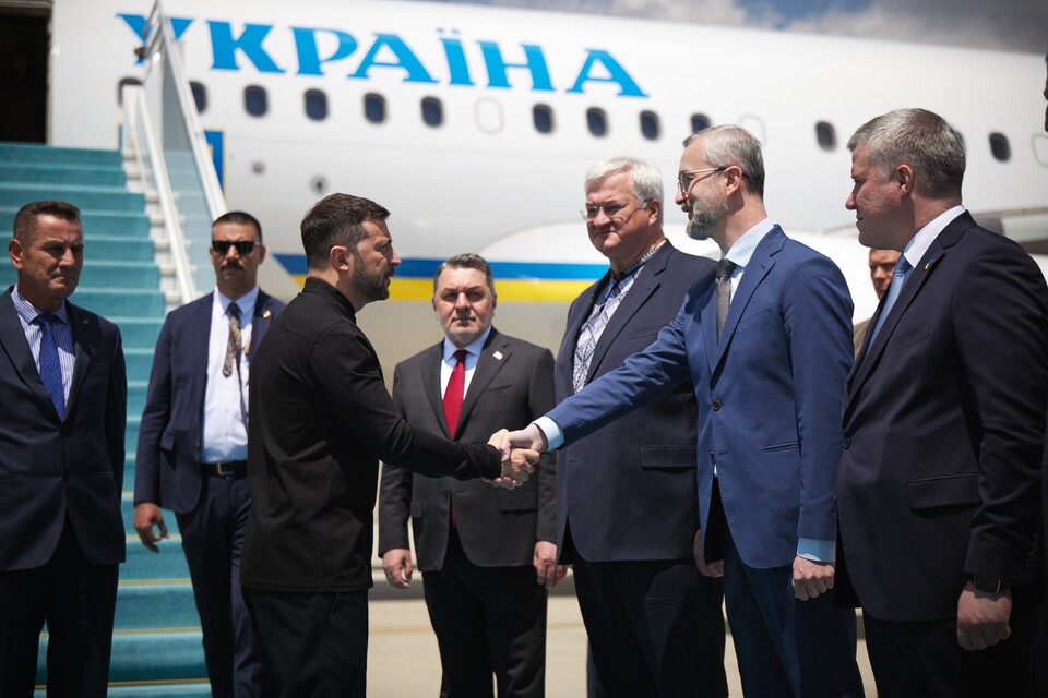 볼로디미르 젤렌스키 우크라이나 대통령이 15일(현지시간) 튀르키예 수도 앙카라에 도착해 관계자들과 악수를 하고 있다. (출처=볼로디미르 젤렌스키 페이스북)