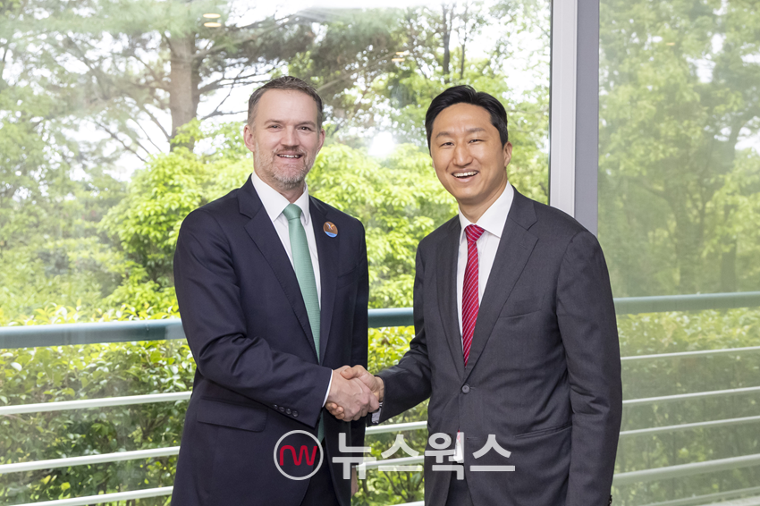 정기선(오른쪽) HD현대 수석부회장과 제이미슨 그리어 미국무역대표부(USTR) 대표가 16일 한·미 조선산업 협력방안에 대해 논의하고 악수하고 있다. (사진제공=HD현대)