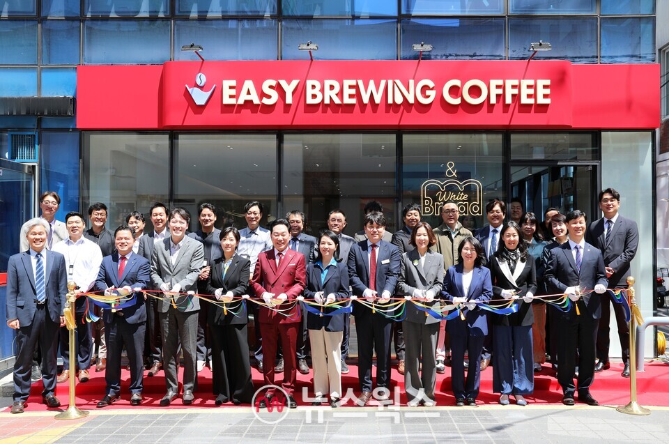 7일 서울 영등포구청 인근에 오픈한 본아이에프 신규 커피 브랜드 '이지브루잉 커피' 직영점에서 김철호 본그룹 회장 등 관계자들이 기념 촬영을 하고 있다. (사진제공=본아이에프)