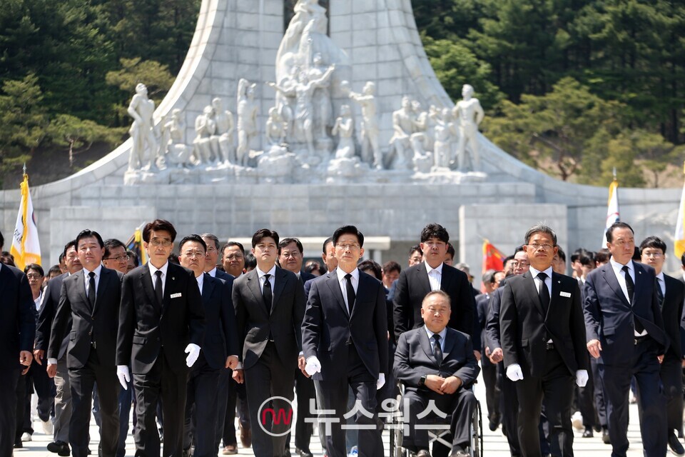 김문수 국민의힘 대선 후보는 12일 유세 첫날 국립대전현충원에서 국가사회공헌자 묘역과 연평해전 전사자 묘역, 천안함 전사자 묘역을 참배했다.(사진제공=김문수 국민의힘 대선 후보 캠프)