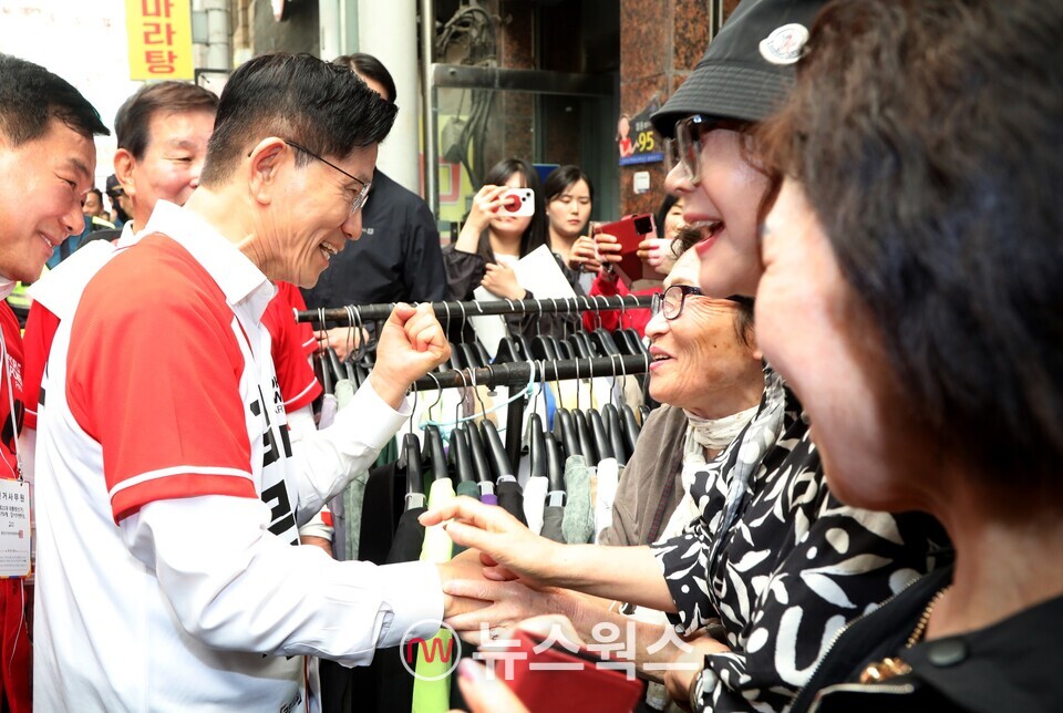 김문수 국민의힘 대선 후보는 13일 울산 뉴코아아울렛 앞에서 시민들과 만나 거리 유세를 하고 있다.(사진제공=김문수 국민의힘 대선 후보 캠프)