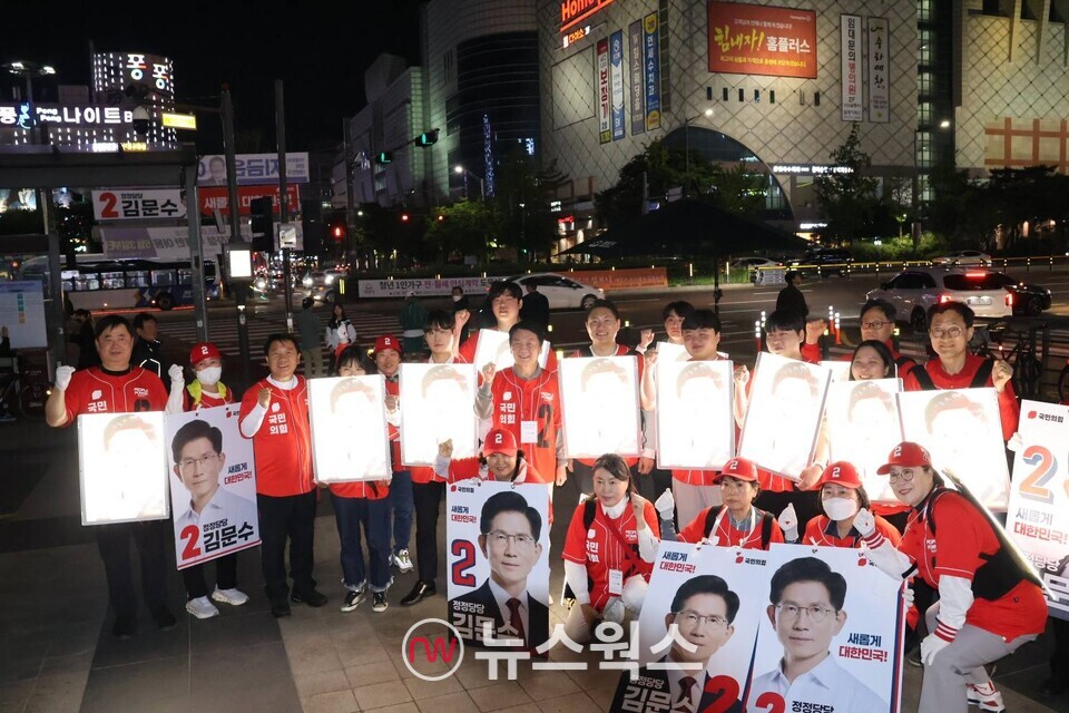 국민의힘 안철수 공동선대위원장이 14일 밤 경기도 성남시 야탑동 홈플러스 앞에서 '반딧불 청년 유세단'과 함께 김문수 국민의힘 대선 후보의 승리를 외치면서 지지를 호소하고 있다.(사진제공=김문수 국민의힘 대선 후보 캠프)