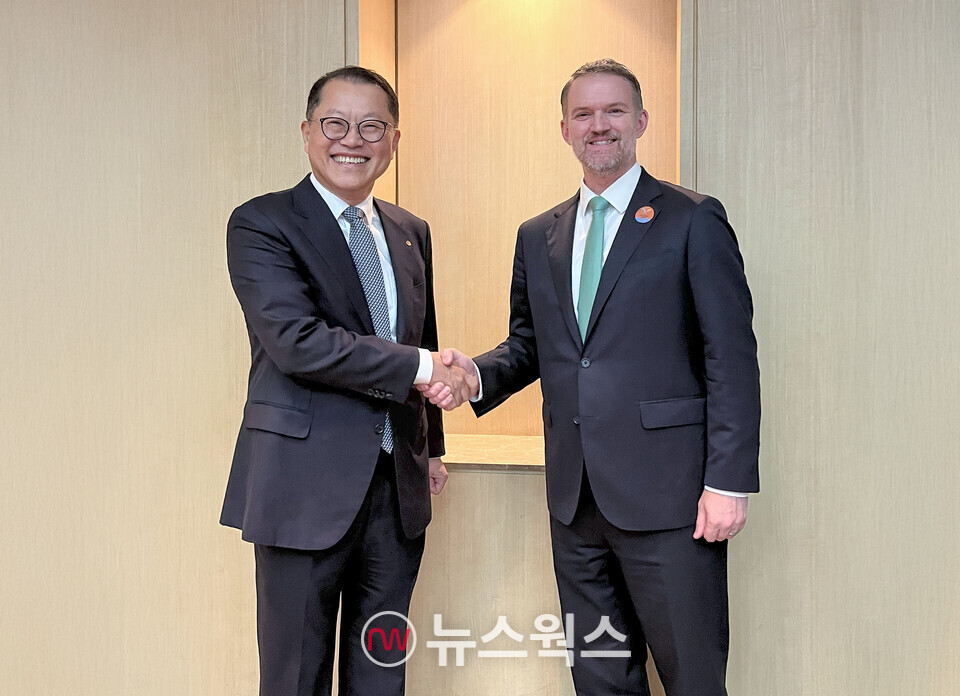 김희철(왼쪽) 한화오션 대표가 16일 오후 제이미슨 그리어 미국무역대표부(USTR)대표와 만나 악수하고 있다. (사진제공=한화오션)