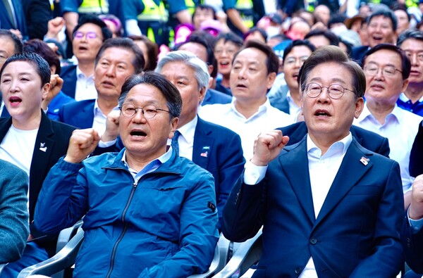 지난 17일 이재명 더불이민주당 대선후보와 강기정 광주시장이 '제45주년 5·18민주화운동 전야제'에 참석해 구호를 외치고 있다. (사진제공=광주시청)