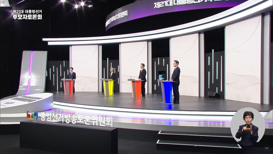 김문수(왼쪽부터) 국민의힘 대통령 후보, 권영국 민주노동당 후보, 이준석 개혁신당 후보, 이재명 더불어민주당 후보가 18일 서울 마포구 상암동 SBS 프리즘센터 스튜디오에서 열린 제21대 대선 1차 후보자 토론회에서 모두발언을 하고 있다. (출처=중앙선거방송토론위원회 유튜브)