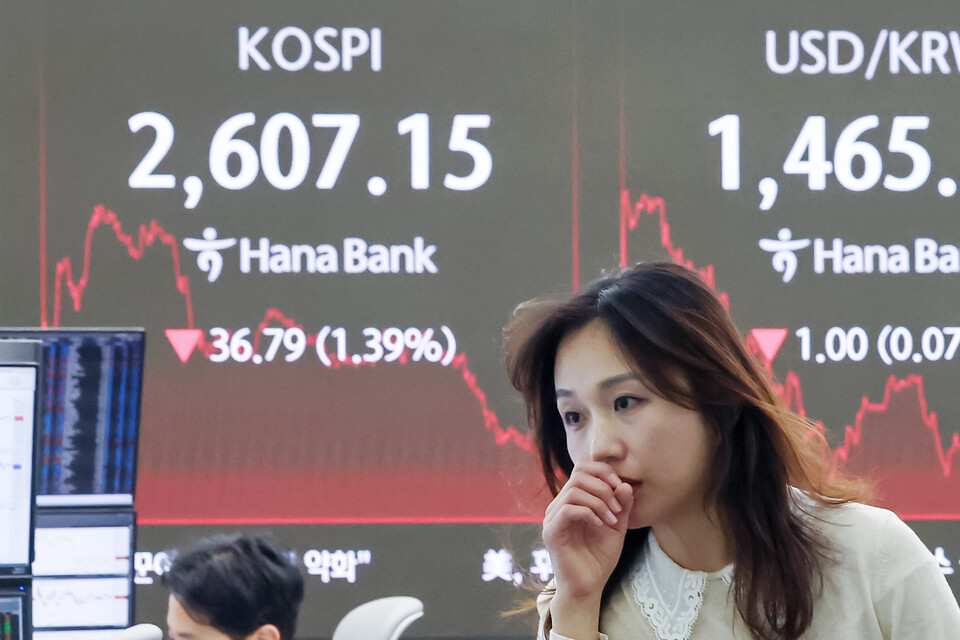 지난 3월 27일 오후 서울 중구 하나은행 딜링룸 전광판에 코스피 지수가 전일 대비 36.79 포인트(1.39%) 하락한 2607.15를 나타내고 있다. (사진=뉴스1)
