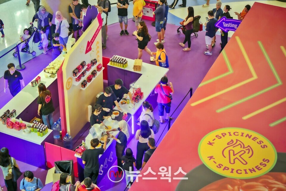 삼양식품이 쿠알라룸푸르에 소재한 쇼핑몰 '선웨이 피라미드'에서 말레이시아 시장을 겨냥한 '맵' 팝업스토어를 열었다. (사진제공=삼양식품)