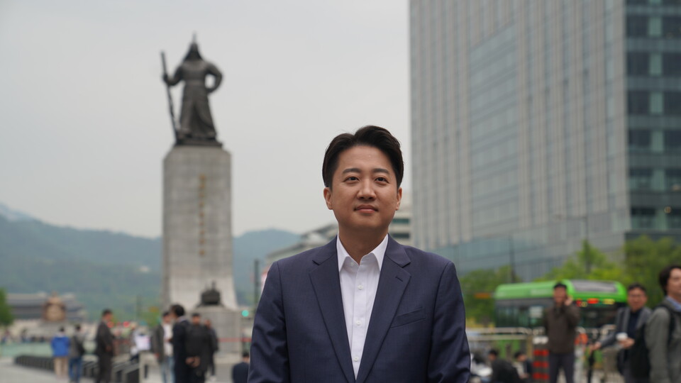 이준석 개혁신당 대통령 후보가 19일 오전 서울 종로구 광화문광장 이순신 장군 동상 앞에서 기자회견을 하고 있다. (사진제공=개혁신당)