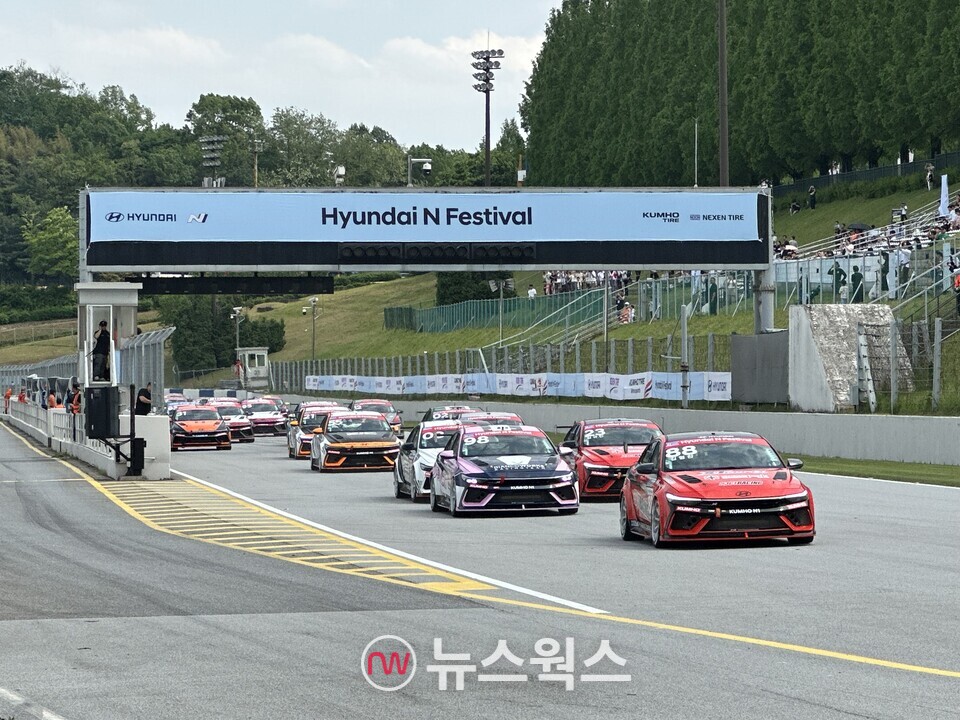 지난 17일 경기도 용인 에버랜드 스피드웨이에서 열린 '2025 현대 N 페스티벌' 시즌 개막전. '금호 아반떼 N 컵 N1 클래스 결승'에서 차량들이 출발선을 힘차게 통과하고 있다. (사진=정현준 기자)