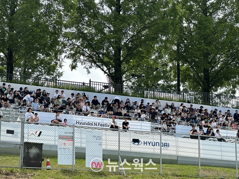서킷 왼편에 마련된 관람석에서 관람객들이 자유롭게 앉아 경기를 관람하고 있다. (사진=정현준 기자)