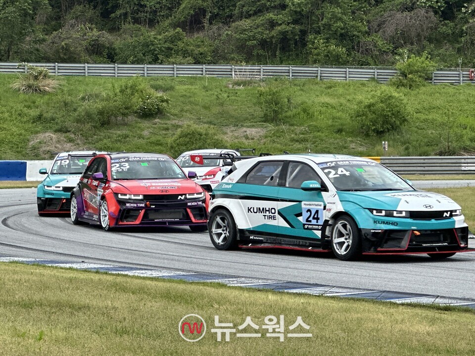 전기차 경주인 '그란투리스모 아이오닉 5 N 컵 eN1 클래스 결승'에서 차량들이 코너 구간을 통과하고 있다. (사진=정현준 기자)
