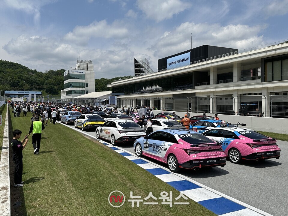 관람객들이 서킷에 들어가 선수들과 사진을 찍고 차량을 가까이서 살펴보는 '그리드워크'가 진행되고 있다. (사진=정현준 기자)