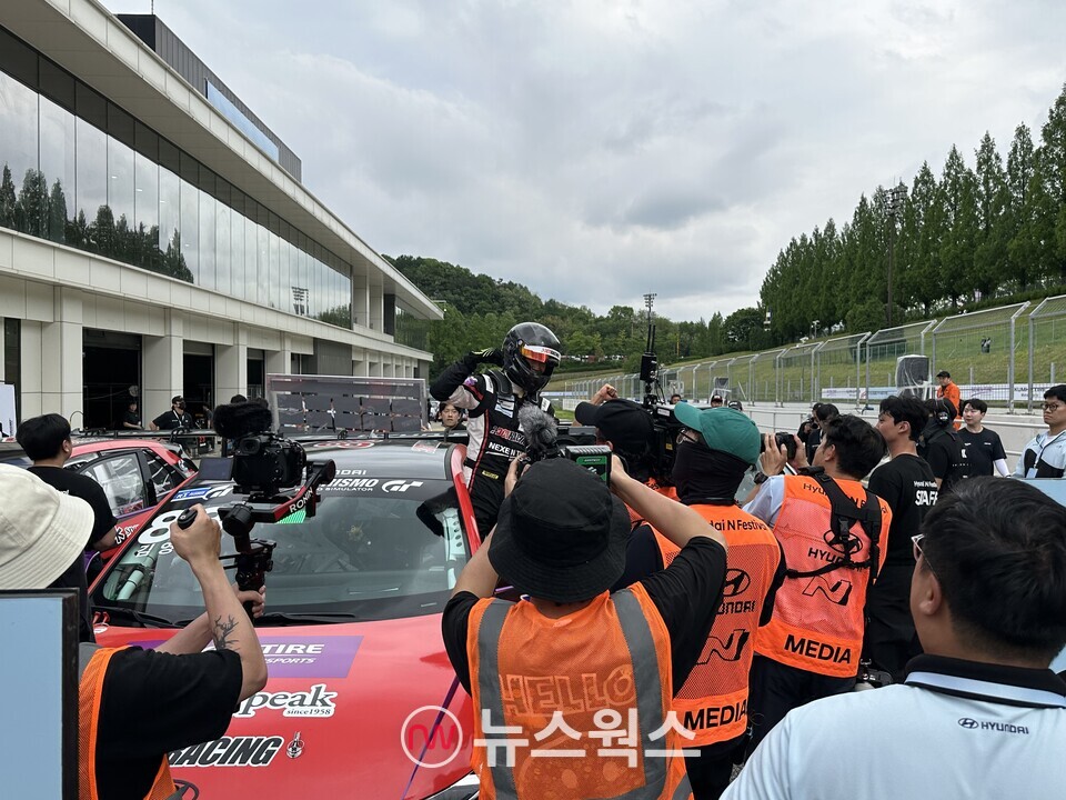 이날 김영찬 선수(DCT RACING)가 '금호 아반떼 N 컵 N1 클래스'에 이어 '그란 투리스모 아이오닉 5 N eN1 클래스'까지 2연속 '폴 투 윈'을 차지했다. (사진=정현준 기자)