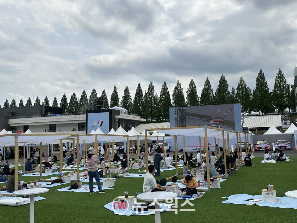 관람객들이 행사장 내 인조잔디 위에 자유롭게 앉아 경기를 관람하고 있다. (사진=정현준 기자)