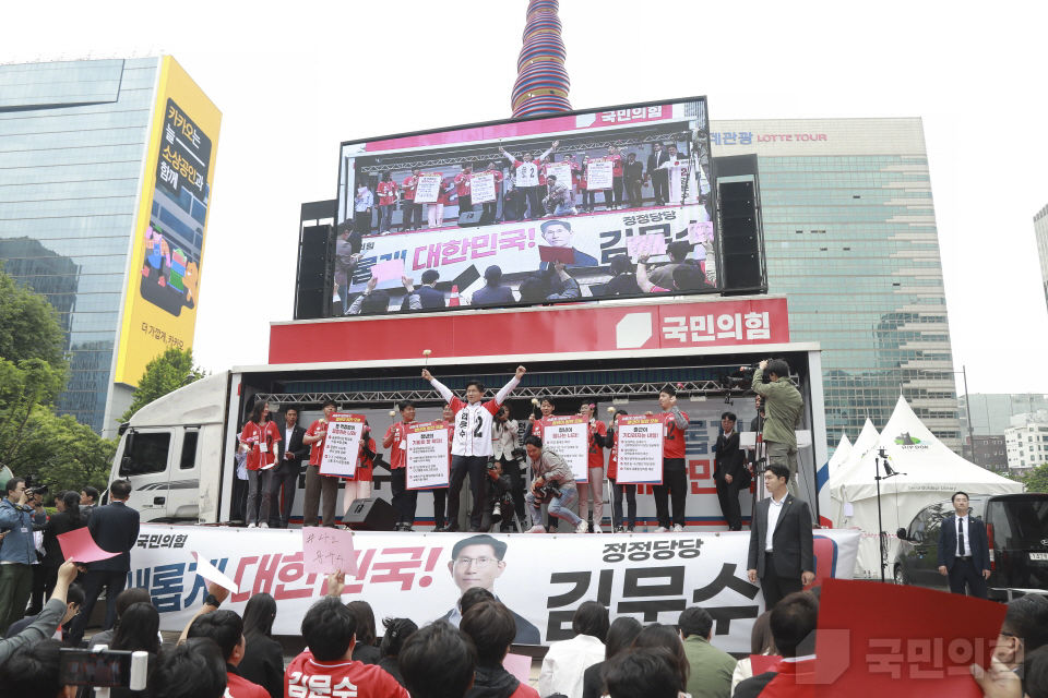 김문수 국민의힘 대선 후보가 지난 19일 서울시 중구에 위치한 청계광장 소라탑 앞에서 유세를 하고 있다. (사진제공=국민의힘)
