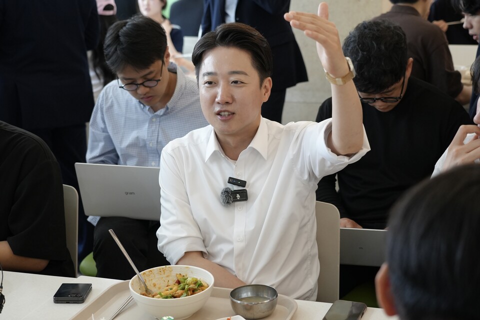 이준석 개혁신당 대통령 후보가 20일 광주 북구 전남대학교에서 진행한 '학식먹자 이준석' 행사에서 학생들과 점심을 먹으며 대화를 나누고 있다. (사진제공=개혁신당)