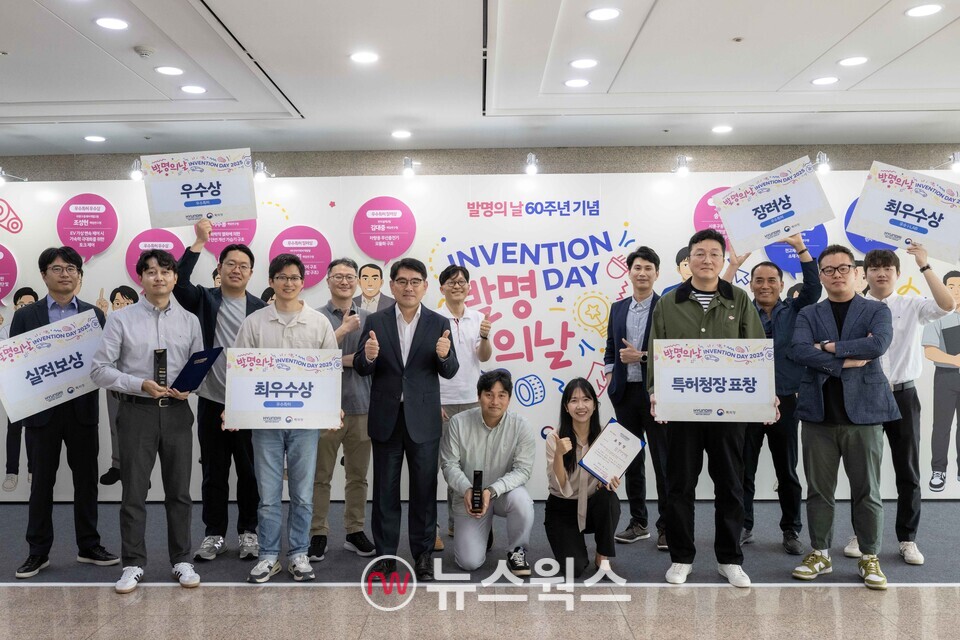 21일 경기 화성 남양연구소에서 열린 현대차·기아 '2025 발명의 날' 행사에서 양희원(왼쪽에서 여섯 번째) 현대차·기아 R&D본부 사장과 수상자들이 기념사진을 촬영하고 있다. (사진제공=현대차그룹)