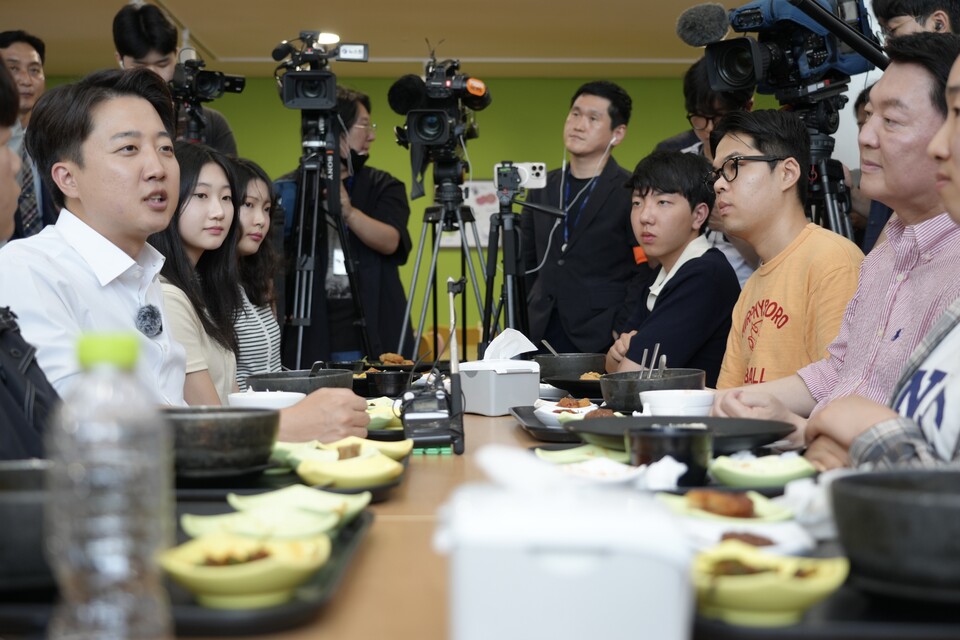 이준석 개혁신당 대통령 후보가 21일 '학식 먹자' 캠페인 행사가 열린 경기도 성남시 가천대학교 글로벌캠퍼스에서 자신을 찾아 온 안철수 국민의힘 공동선거대책위원장과 식사를 하고 있다. (사진제공=개혁신당)