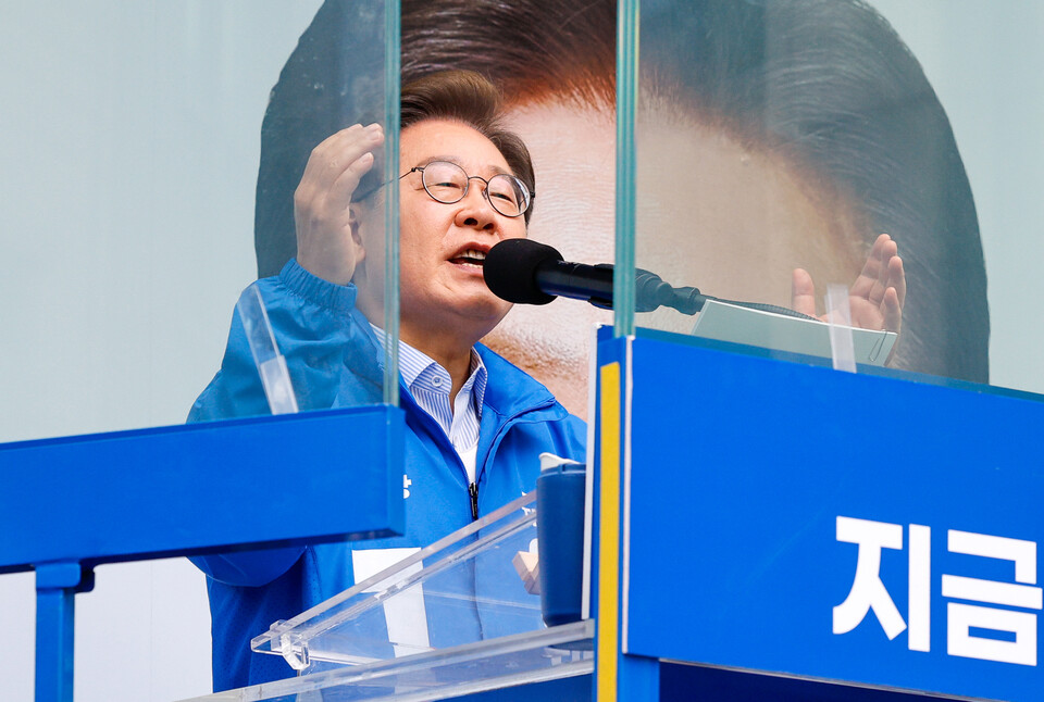 이재명 더불어민주당 대선 후보가 지난 20일 경기 의정부시 로데오거리를 찾아 방탄 유리막 안에서 지지를 호소하고 있다. (사진=뉴스1)