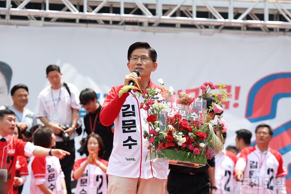 김문수 국민의힘 대선후보가 지난 21일 경기도 고양시 화정역 문화광장에서 집중유세를 하며 시민들에게 지지를 호소하고 있다. (사진제공=국민의힘)